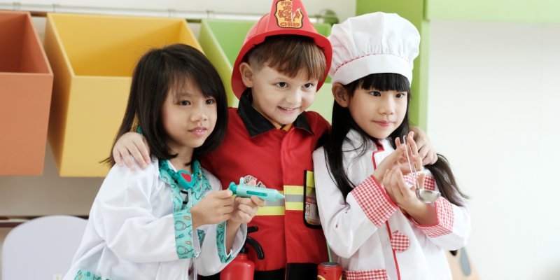 pretend play three kids