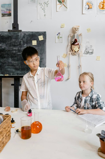 kids doing science experiment